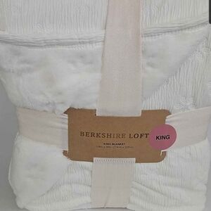 NWT Berkshire Loft King Blanket in White W/ Fleece Lining